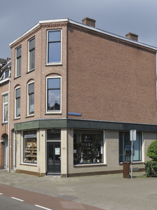 908667 Gezicht op het winkelhoekpand Willem van Noortstraat 88 te Utrecht, met rechts de Floris Heermalestraat. N.B. ...